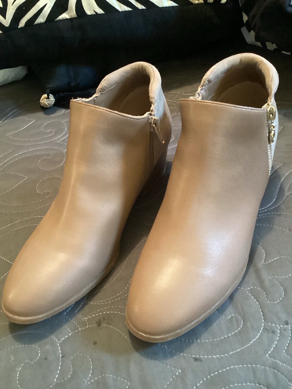 Gloria Vanderbilt ladiestaupe ankle boots, size